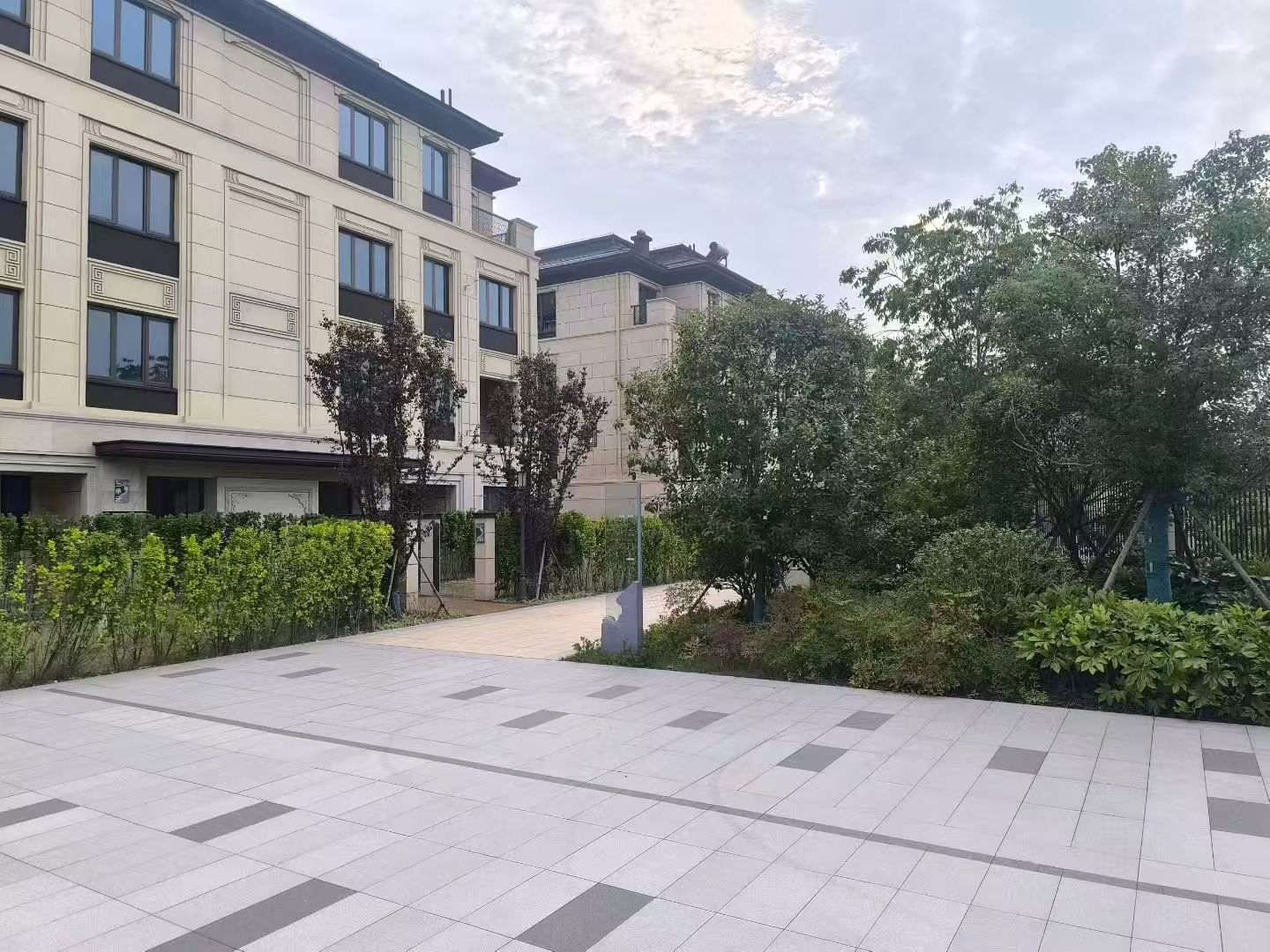 邯郸 芝麻白与芝麻白搭配铺装，尺寸1200*600