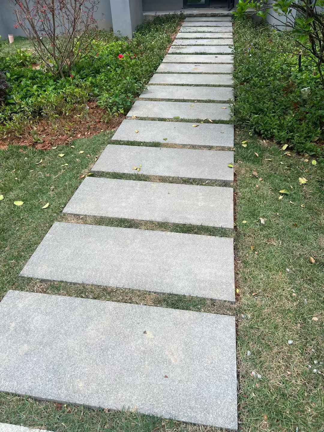邯郸 芝麻黑小区踏步、汀步石铺装效果